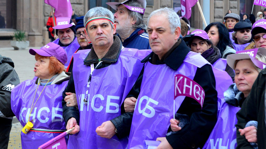 Пламен Димитров (в средата) на протестен митинг на КНСБ през 2014 година