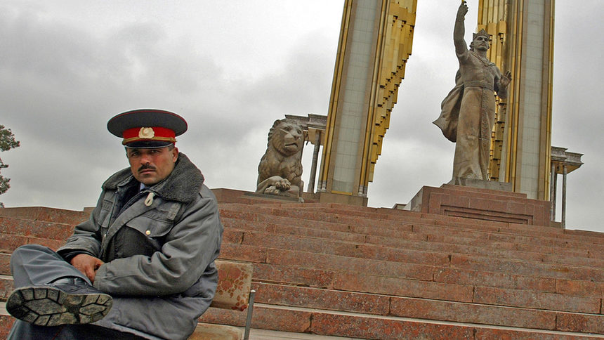Таджикистан уволнява дебели полицаи и праща останалите на театър