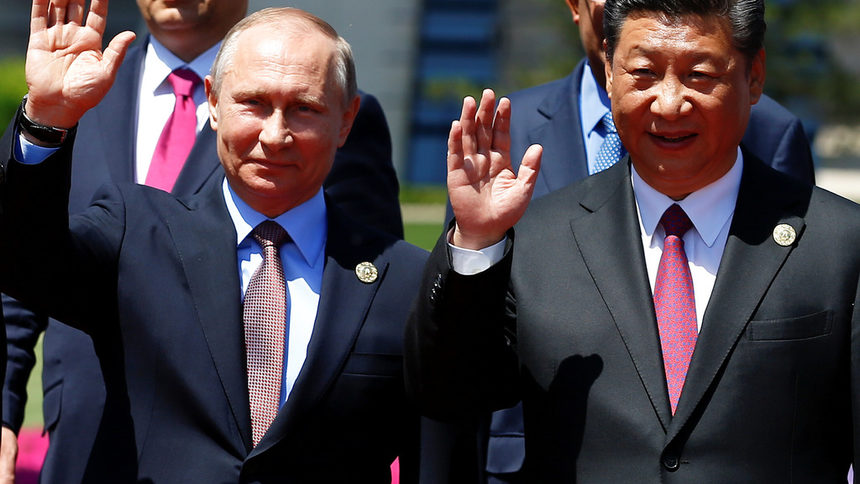 Китайският президент Си Цзинпин и руският му колега Владимир Путин бяха рамо до рамо по време на форума, посветен на инициативата "Един пояс, един път" в Пекин, който дори откриха заедно.