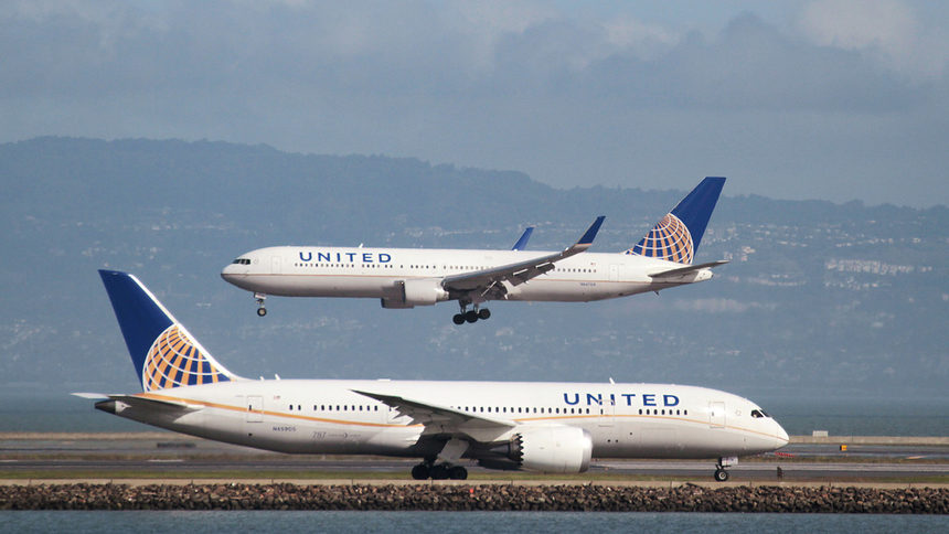 Кодове за достъп до пилотските кабини на United Airlines са били изнесени в интернет