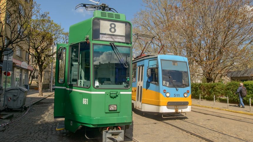 Един от първите 27–годишни трамваи, доставени в София от швейцарският град Базел до 37-годишна мотриса по същата линия