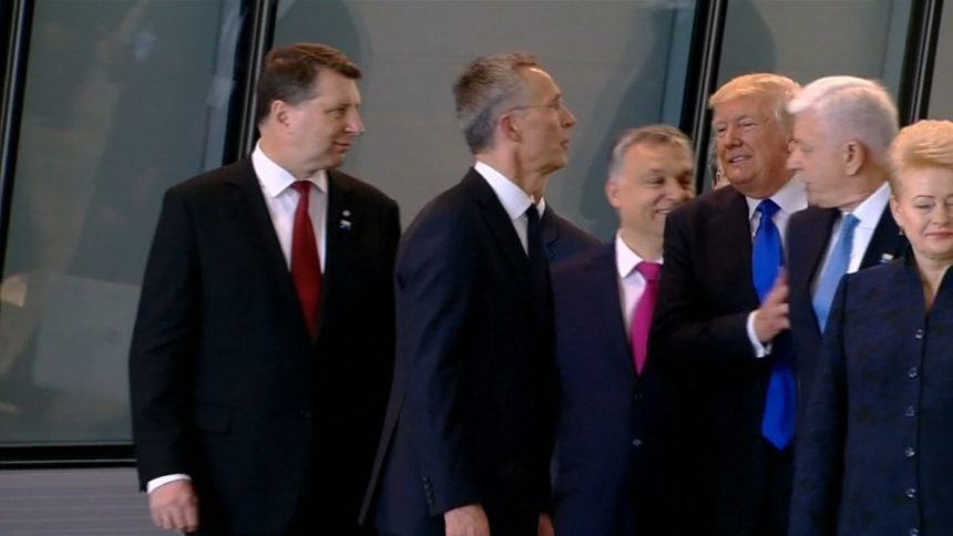 Тръмп избутва черногорския премиер на срещата на върха на НАТО