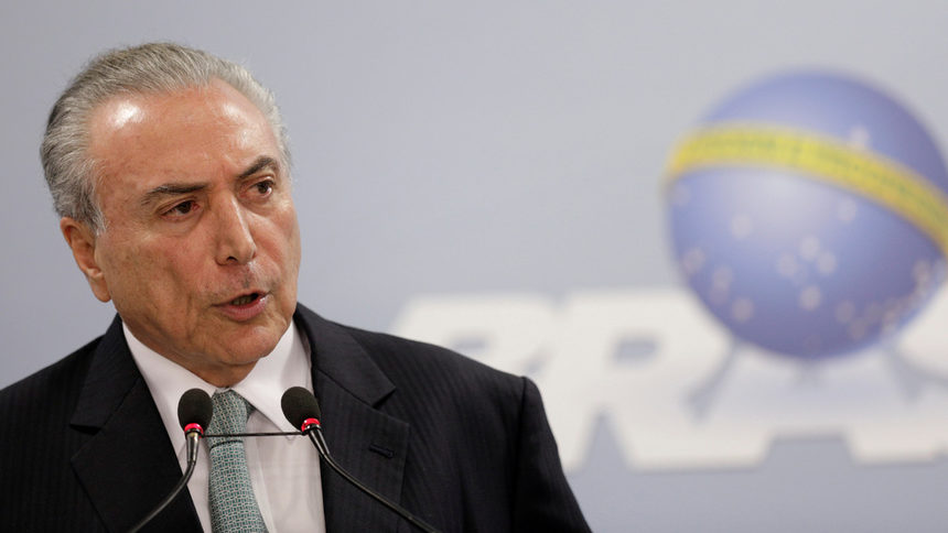 Бразилският президент е с въже на шията, но се бори да спечели време