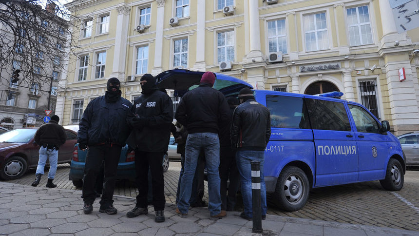 Акцията в автомобилната администрация продължава и днес, поне 10 души вече са арестувани