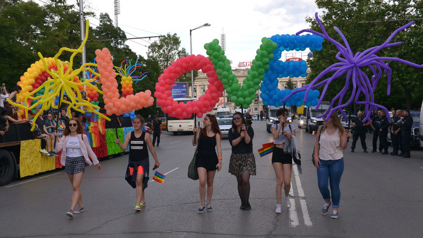 Да отстояваш правата си с усмивка, или как премина шествието на "София прайд"