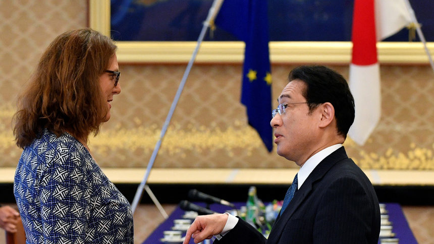 Еврокомисарят за търговията Сесилия Малмстрьом и японският външен министър Фумио Кишида на среща в Токио през юни.