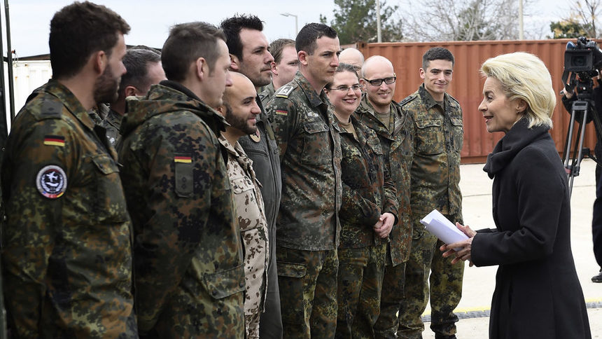 Германският министър на отбраната Урсула фон дер Лайен на посещение в Инджирлик през януари миналата година.