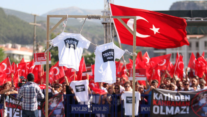 Турските власти уволниха близо 2800 държавни служители
