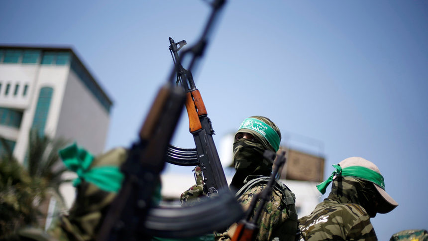 Бойци на "Хамас" протестират в Газа срещу мерките на Израел.