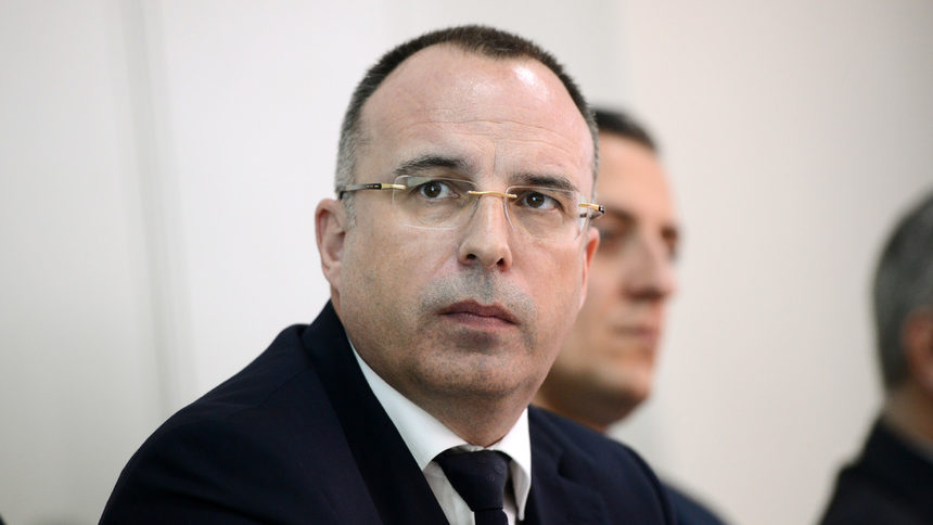 Страховете, свързани с продажбата на земя на чужденци, са прекалени, смята земеделският министър