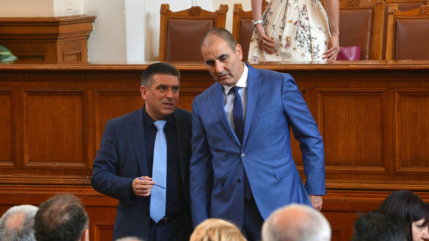 Председателят на правната комисия Данаил Кирилов и председателят на парламентарната група на ГЕРБ Цветан Цветанов