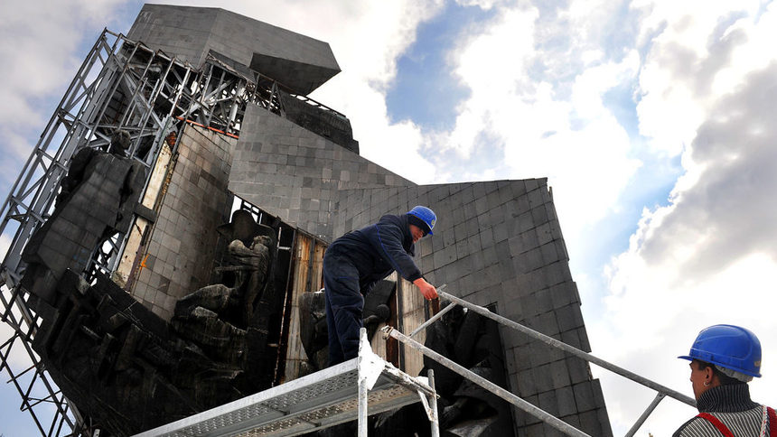 Събарянето на монумента при НДК е градският бъг на годината