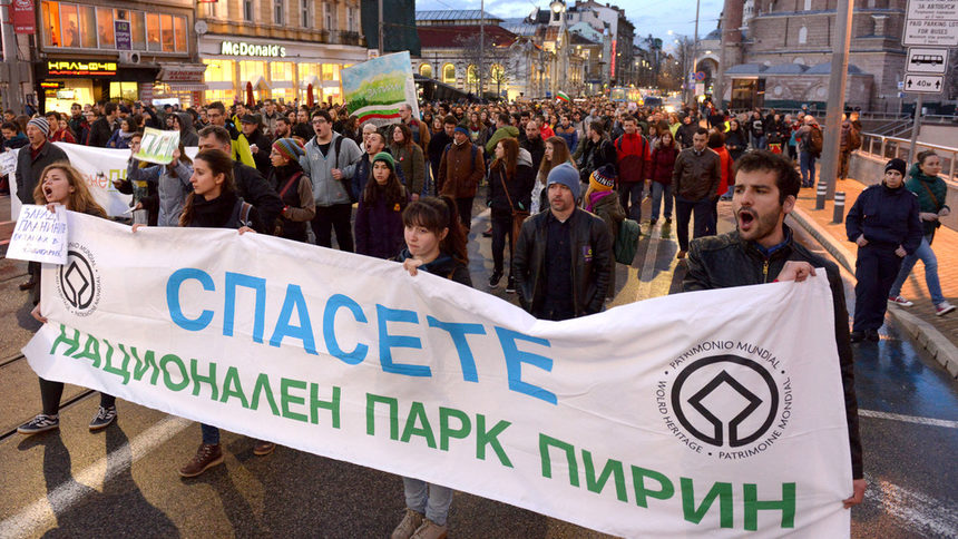 Служебният министър на околната Ирина Костова разгневи различни организации с първата си заповед, което не предвиждаше екооценка. След протестите тя издаде втора с противоположно съдържание.