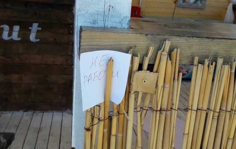 Напълно оборудвано заведение с маси и столове, захранено с електричество, на плаж "Кабакум-централен". При проверката се е появил надпис "не работи".