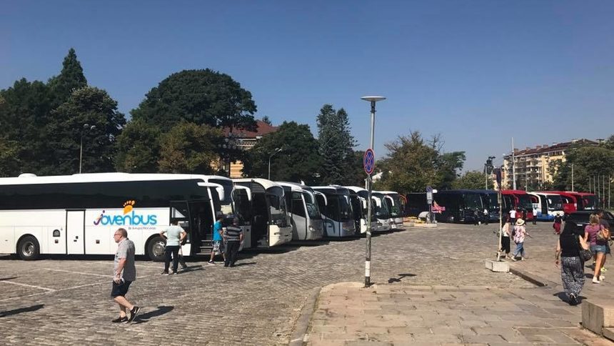 Паркирали туристически автобуси на площад "Александър Невски"