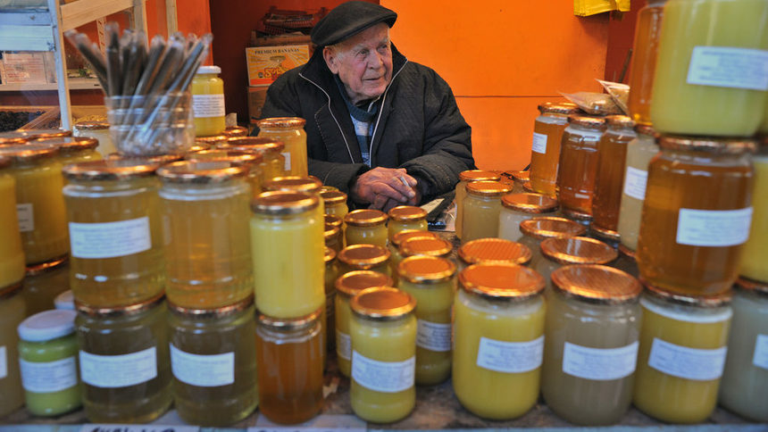 Високата смъртност при пчелите увеличи цената на меда в България с 20%