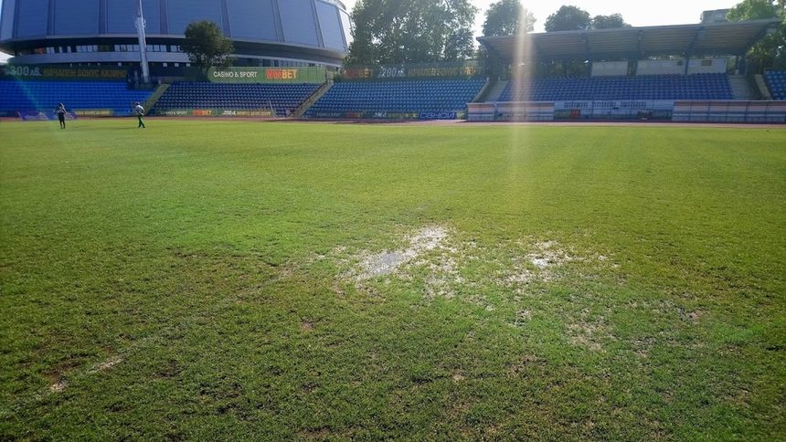 Спортното министерство ще търси кой е виновен за лошия терен на стадиона в Русе