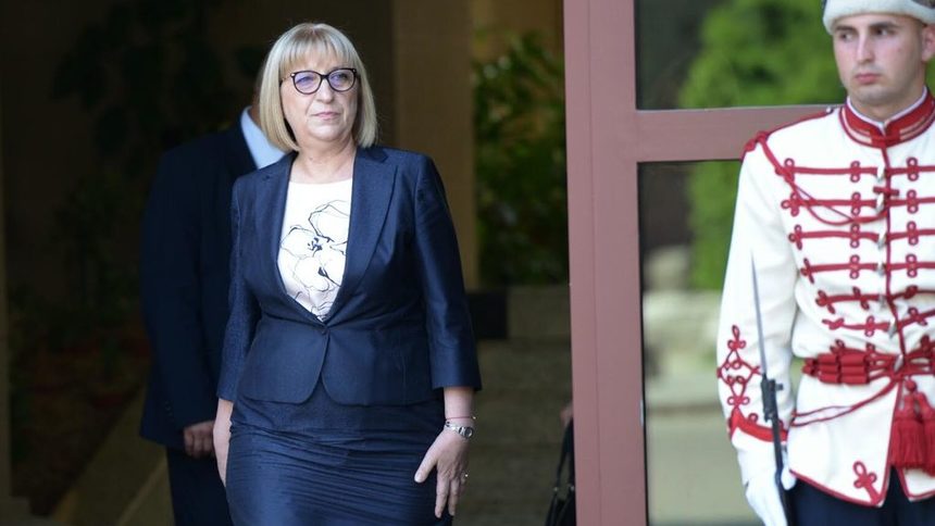 Министърът на правосъдието Цецка Цачева се срещна с президента Румен Радев за да му представи проекта на ГЕРБ.