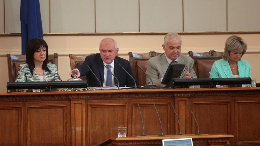 След месец ваканция депутатите се върнаха на работа днес.