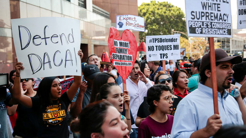 Протестиращи срещу премахването на програмата DACA се събраха в петък в Лос Анджелис, Калифорния.