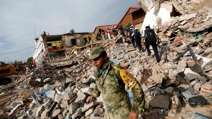 Мексико беше ударено от земетресение и ураган за по-малко от денонощие