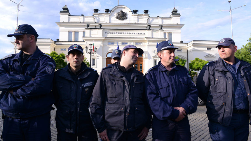 Близо пет пъти се увеличиха коледните бонуси в МВР след недоволство на синдикатите