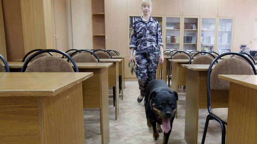Из цяла Русия властите евакуират училища, гари и институции заради бомбени заплахи