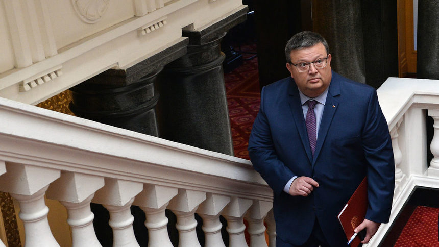 Цитат на деня: Ако си политик благодарение на грантове и олигарси, ти остават само декларациите