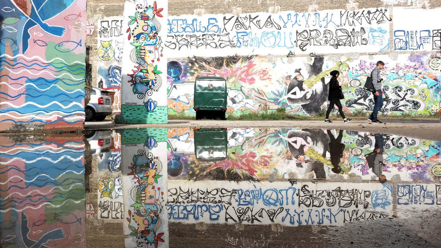 Изрисуван остатък от Берлинската стена - част от естественият музей на графитите из Берлин, появил се след 1989 г. Снимката е от 2014 г.