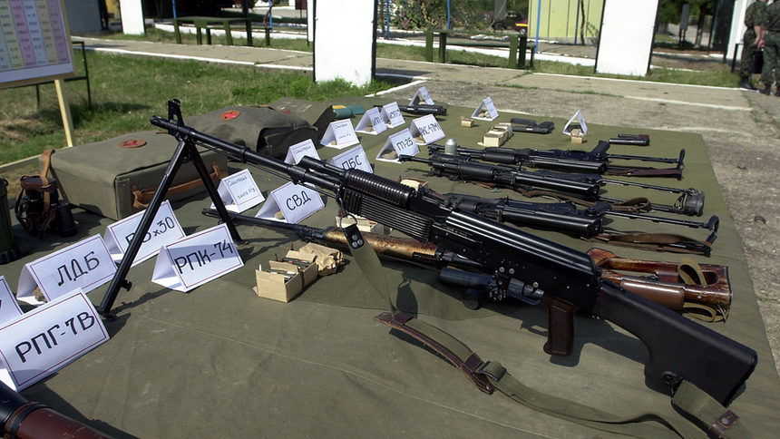 Военен се простреля смъртоносно при товарене на картечница на камион