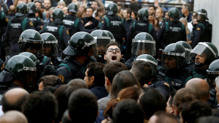 Стотици са ранени в сблъсъци в Каталуня, "Барселона" игра на празен стадион