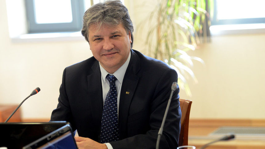 Представляващият вече бившия ВСС Димитър Узунов е останал един от двамата последни членове, които са искали паричните си обезщетения.