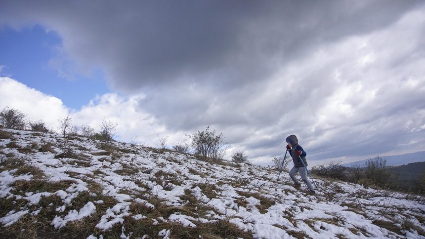 Първият сняг падна под вр. Готен в Стара планина, над софийския гр. Бухово.<br /><br />Той не отказа любителите на планината от разходка нагоре към върха в почивния неделен ден.