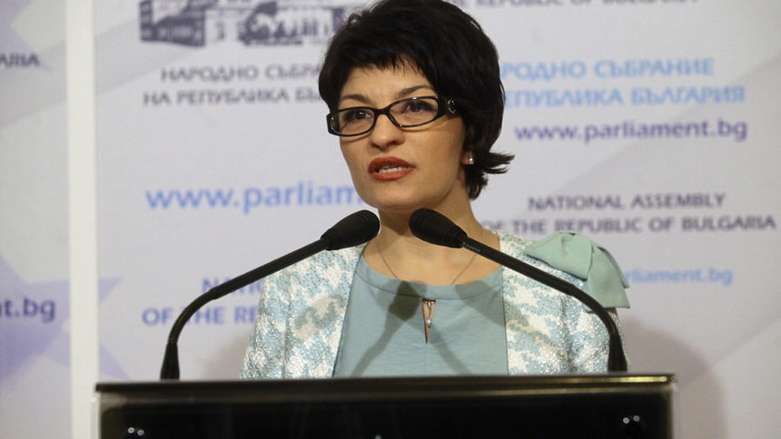 Занапред, който реагира като Антон Тодоров, трябва да подава оставка, заяви Десислава Атанасова