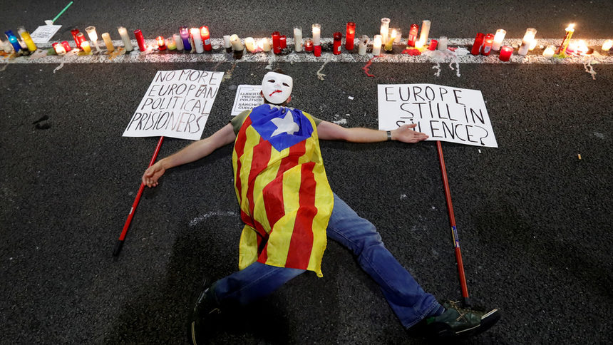 Близо 200 000 души протестираха в Барселона след задържането на каталунски активисти