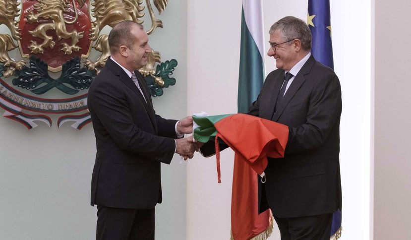 Президентът Румен Радев връчи националното знаме на ръководителя на експедицията проф. Христо Пимпирев.