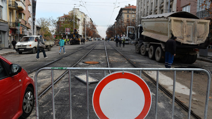 Изцяло затворено за уикенда е кръстовището на бул. "Ал. Дондуков" и ул. "Раковски" в София