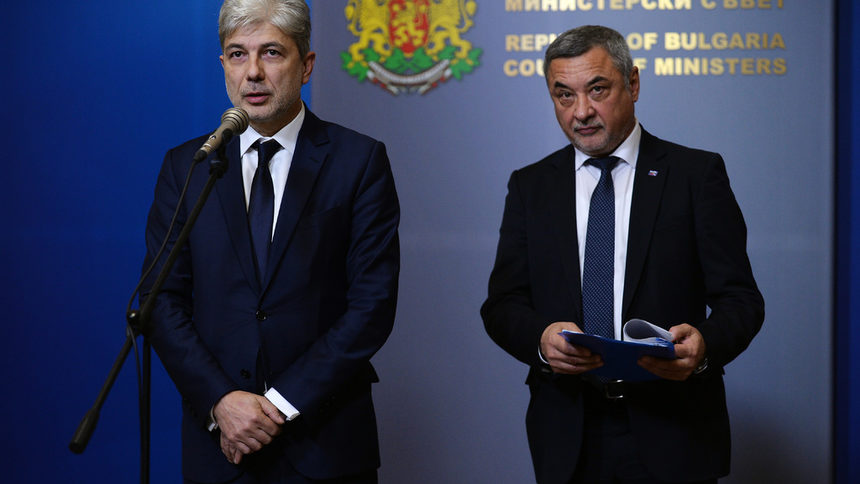 Вицепремиерът Валери Симеонов и екоминистърът Нено Димов след среща за плана за управление на Пирин и концесията на ски зона Банско