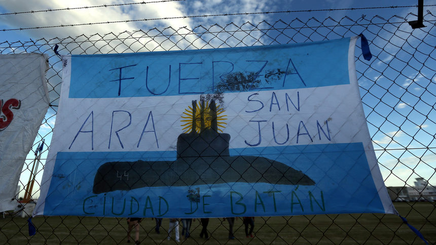 "Сан Хуан", бъдете силни", пише на знамето, закачено на оградата на военноморската база в Мар де ла Плата, Аржентина.