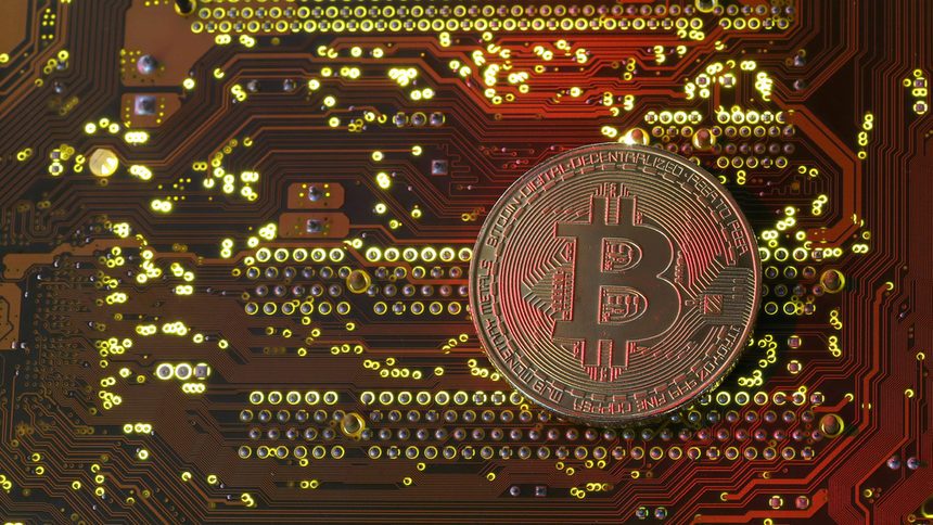 Биткойнът премина прага от 11 000 долара