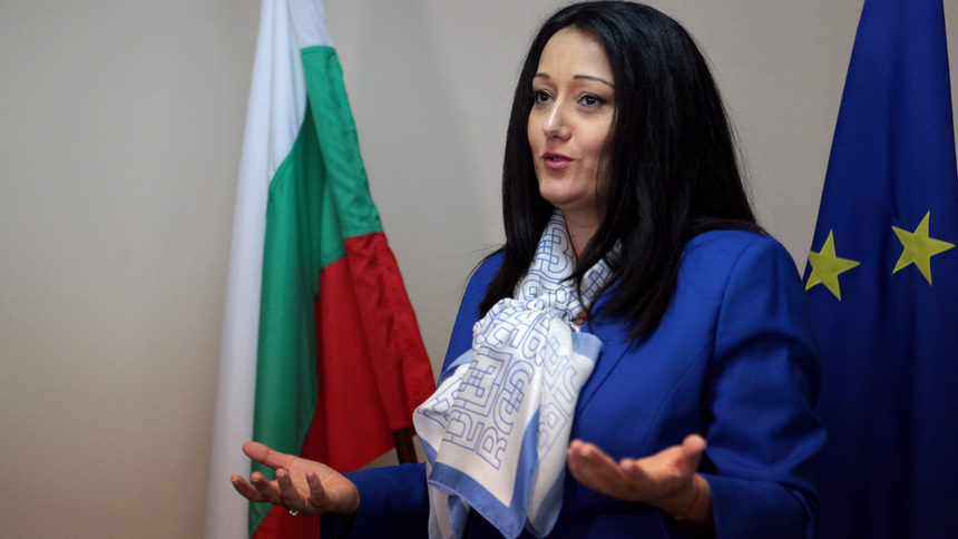 Лиляна Павлова представя подаръците за гостите на българското европредседателство - шалове вратовръзки ЕС