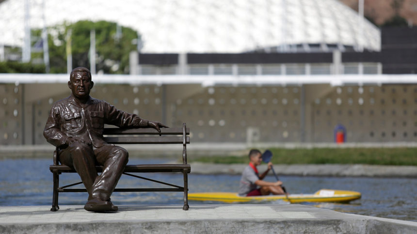 Паметник на Уго Чавес до гребен канал в столицата Каракас.