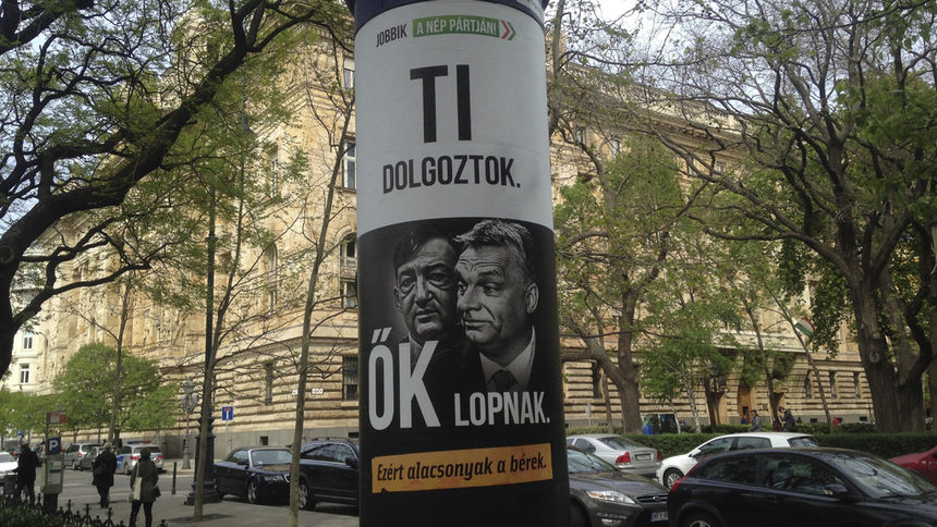 "Йоббик, на страната на хората. Вие работите, те крадат - затова и заплатите са толкова ниски," пише на плаката.