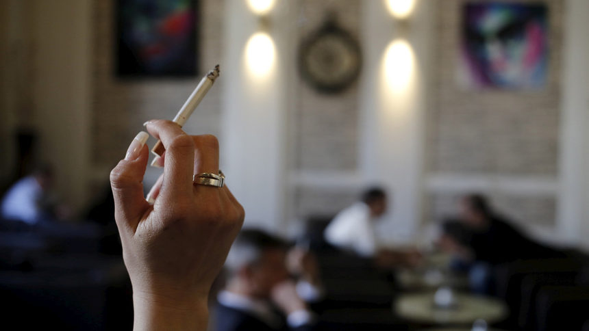Австрия връща пушенето в заведенията