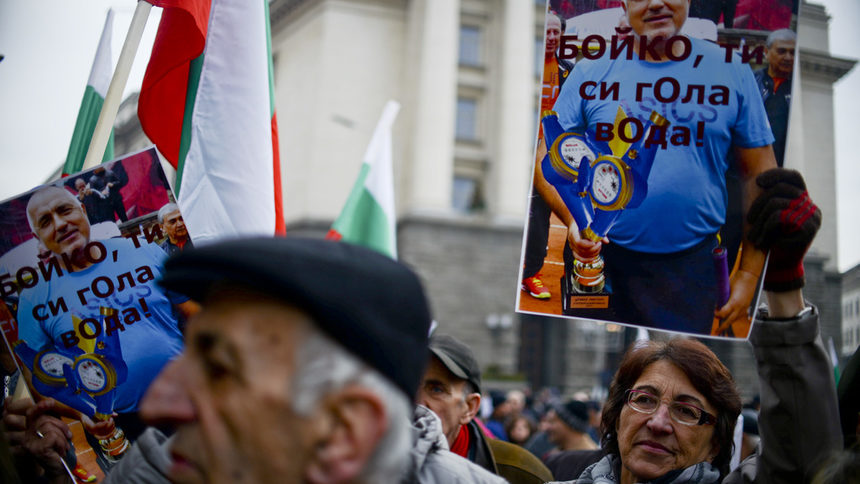Днес преди обед пред сградата на Министерския съвет БСП свика митинг - протест срещу очакваното решение. От Брюксел премиерът Бойко Борисов призова опозицията да се държи национално отговорно за времето на българското председателство на Съвета на ЕС.