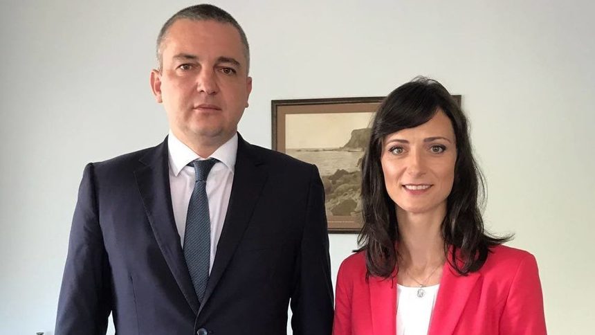 Еврокомисарят по еврокомисарят по цифрова икономика и цифрово общество Мария Габриел и кметът на Варна Иван Портних.
