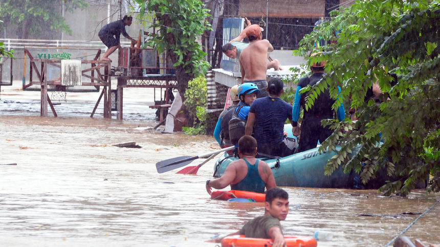 Над 100 са жертвите след тропическа буря във Филипините