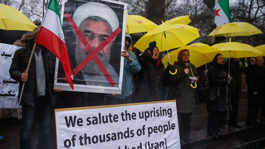 Протестиращи пред иранското посолство в Лондон с изображение на президента Хасан Рохани изразяват солидарност с демонстрациите в родината.