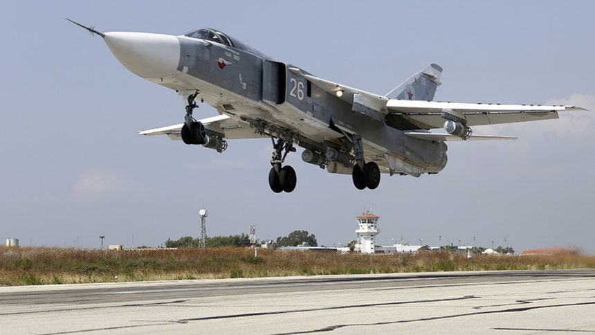 Руски бомбардировач Су-24M излита от "Хмеймим" през октомври 2015 г. Според новината, разпространена по-рано, четири такива самолета бяха сред унищожените при обстрела.