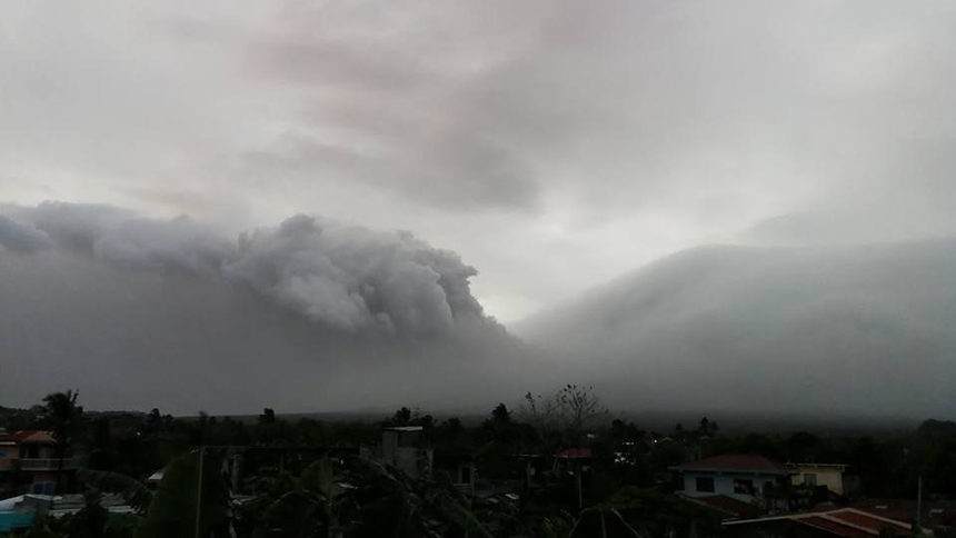 Хиляди хора избягаха, след като филипински вулкан заплашва да изригне